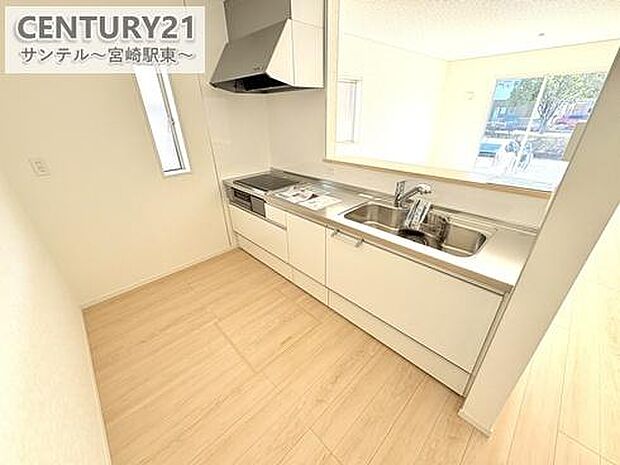 IH3口コンロで同時調理も快適!カウンターキッチンで会話を楽しみながら料理ができる理想の空間。