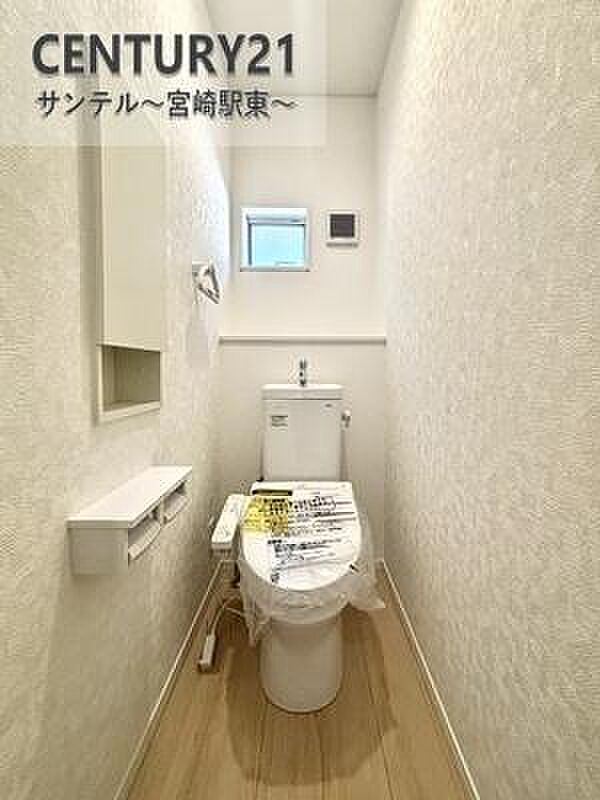 トイレに便利な収納棚付き。トイレットペーパーや掃除道具もすっきり収まり、見た目も清潔!
