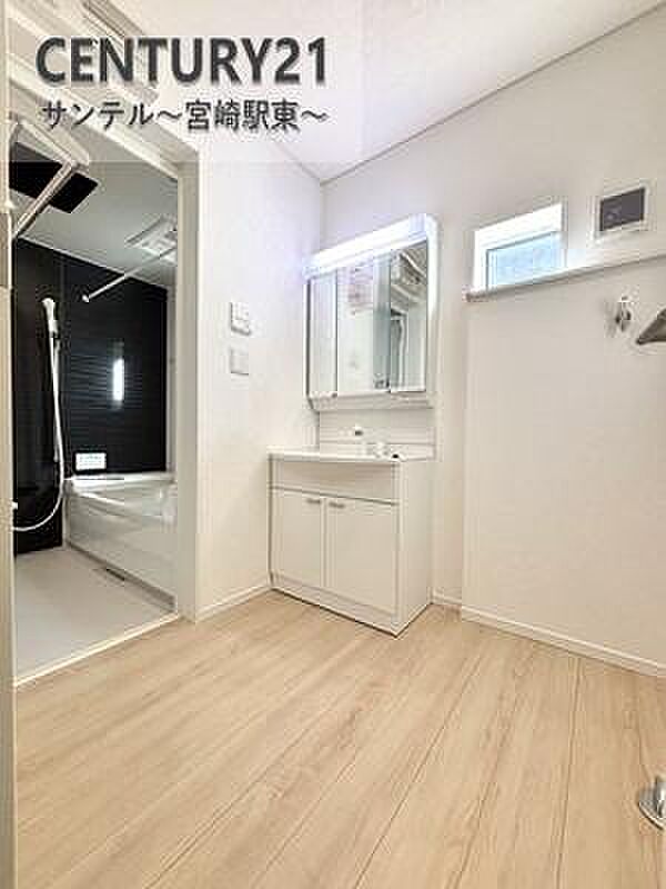 三面鏡付き洗面所で身だしなみもバッチリ。鏡の裏は収納スペースでスッキリ整理。