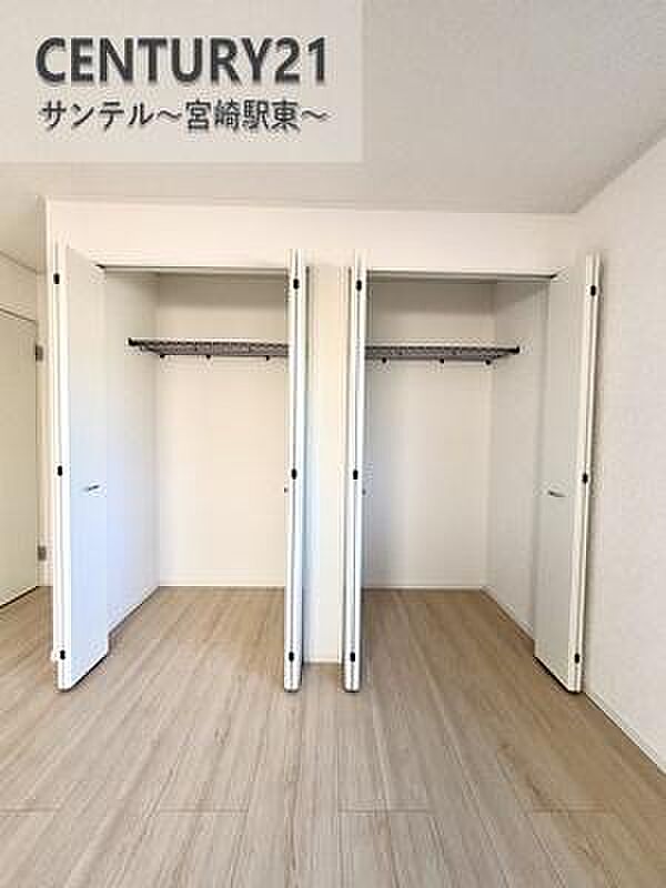 寝室のクローゼットで、季節ごとの衣類もまとめて収納。整理整頓がラクラク。