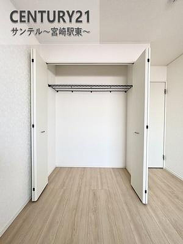 洋室のクローゼット収納です!お洋服が多くても安心の収納力です!