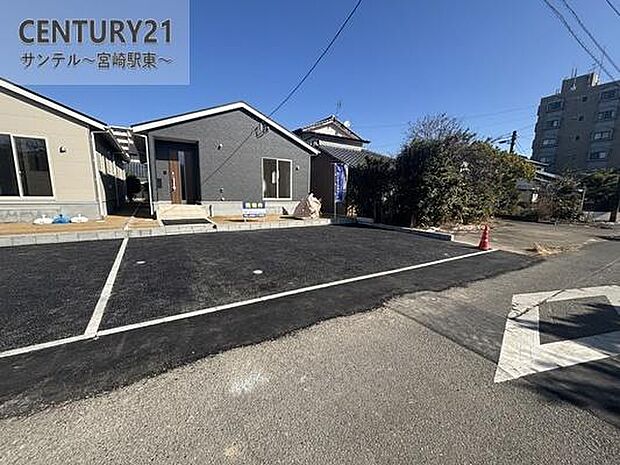 駐車場は3台駐車可能!※車種による。スペースも広く駐車が苦手な方でも楽に駐車可能です♪