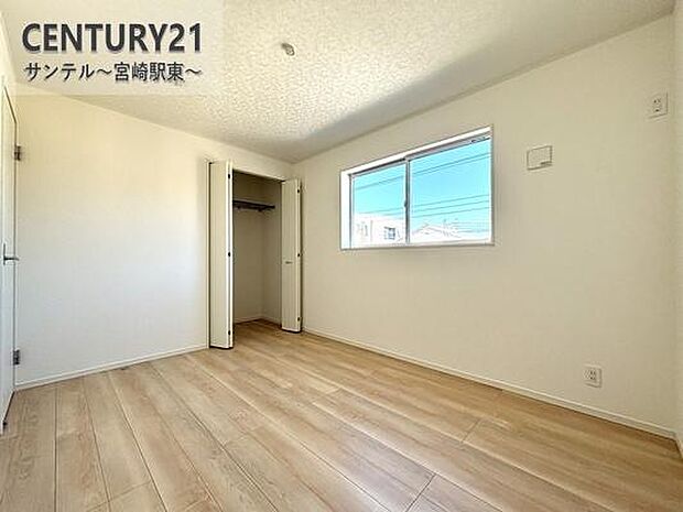 主寝室には大容量クローゼット付き。収納充実でお部屋がすっきり片付きます。