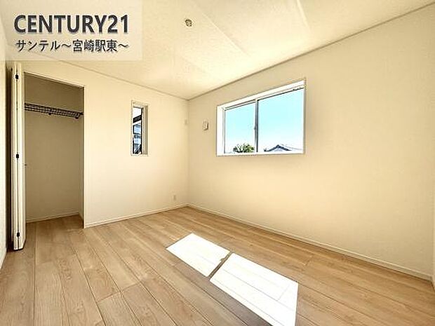 寝室のクローゼットで、季節ごとの衣類もまとめて収納。整理整頓がラクラク。