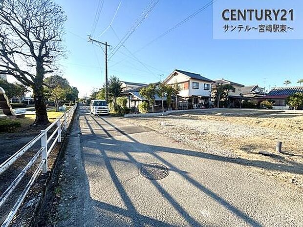 南側の前面道路の写真です♪