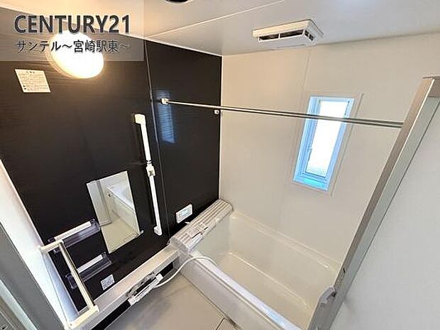 1坪のゆったりバスルームに浴室乾燥機付き。毎日の疲れを癒しつつ、洗濯物もカラッと乾いて快適!