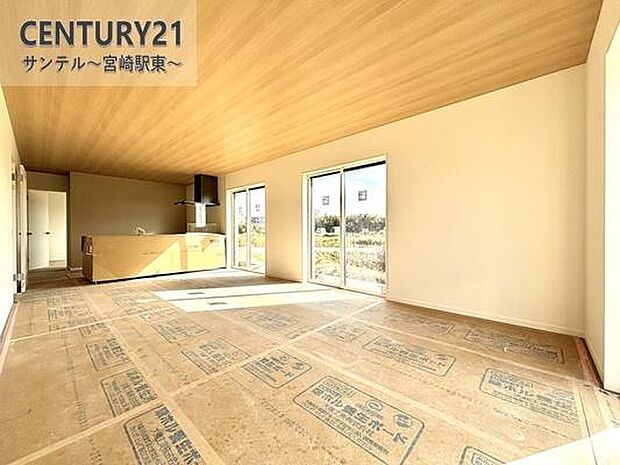 明るく、落ち着きのあるリビング♪ダイニングスペースも含めてゆとりのあるスペースで、ご家族でお食事や団らんしたり、ゆったりとしたご家族の時間を過ごせます♪