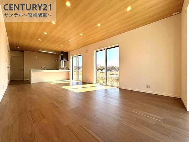 明るく、落ち着きのあるリビング♪ダイニングスペースも含めてゆとりのあるスペースで、ご家族でお食事や団らんしたり、ゆったりとしたご家族の時間を過ごせます♪