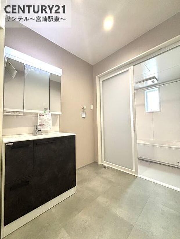 ゆとりある脱衣スペースで家族の入浴時間も快適。収納を設ければタオルや洗濯動線もスッキリ整います。