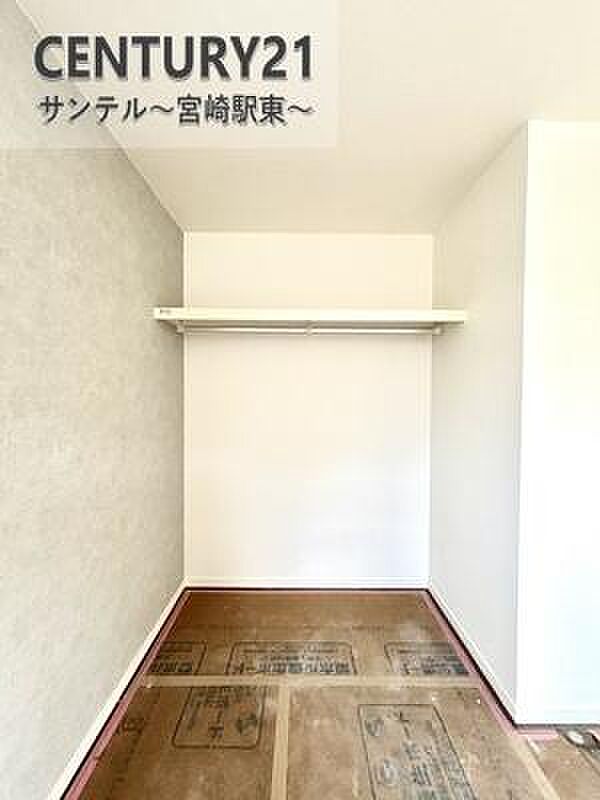 容量に余裕のあるクローゼットです！ご夫婦のお洋服などを入れても十分な収納量♪