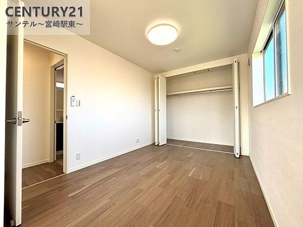 子供部屋にいかがでしょうか♪風通し良好です(^^♪クローゼット収納も完備！