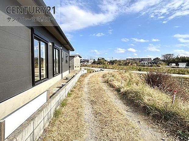 東側前面道路です。