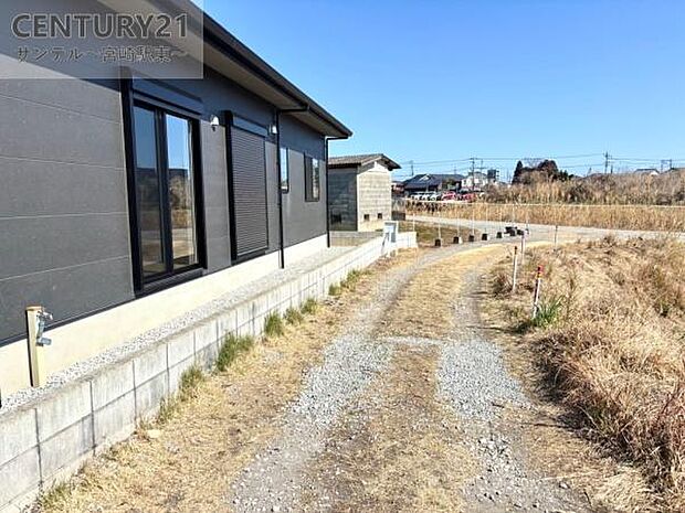 東側前面道路です。