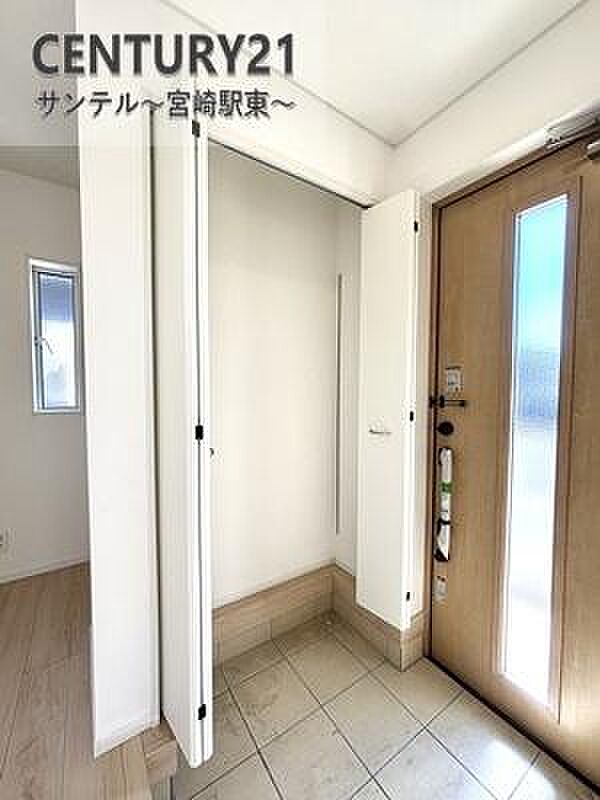 玄関には、たくさんの靴を収納できるシューズボックスが付いております♪いつも清潔感のあるすっきりとした玄関スペースを確保できますよ♪