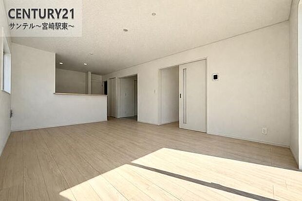 17帖のLDKです♪カウンターキッチンからリビングにいるご家族やお子様の様子が見えるので、コミュニケーションがとりながら、ご家族の大切な時間を共有できるリビングスペースです♪