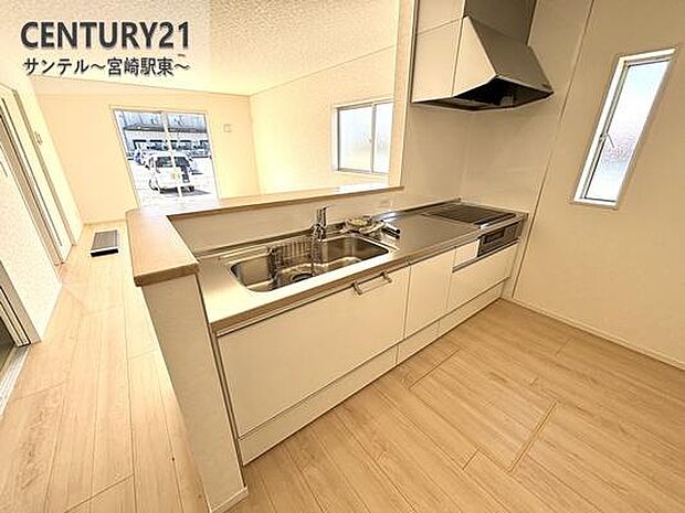 シンプルで使いやすい設計のキッチン♪そしてカウンターキッチンなので、リビングいるご家族と会話を楽しみながらお料理ができます♪オプションで食洗器を付けることができます♪