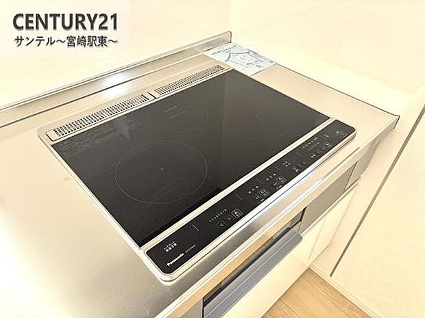 3口のIHクッキングヒーターとグリル付のシステムキッチンです。