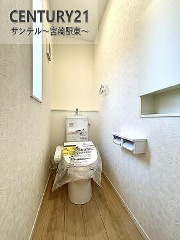 ウォシュレットが付いた落ち着いた空間のお手洗いになります♪小窓もついておりますので、明るく換気もできます♪