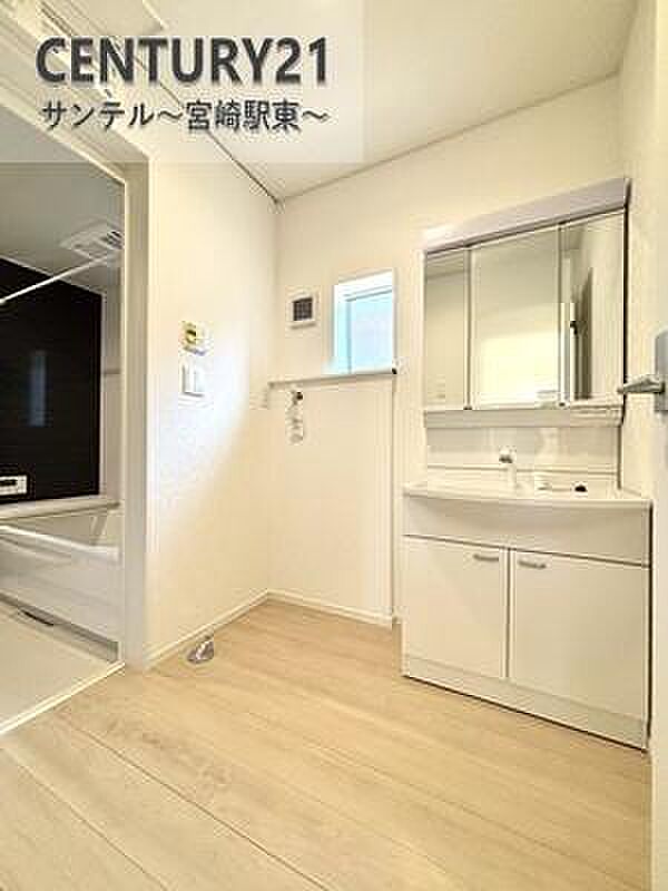 洗面脱衣所!窓の付いた清潔感のあるシンプルな洗面脱衣所♪洗面台は、三面鏡の裏も収納スペースが付いており、シャワーヘッド付き!