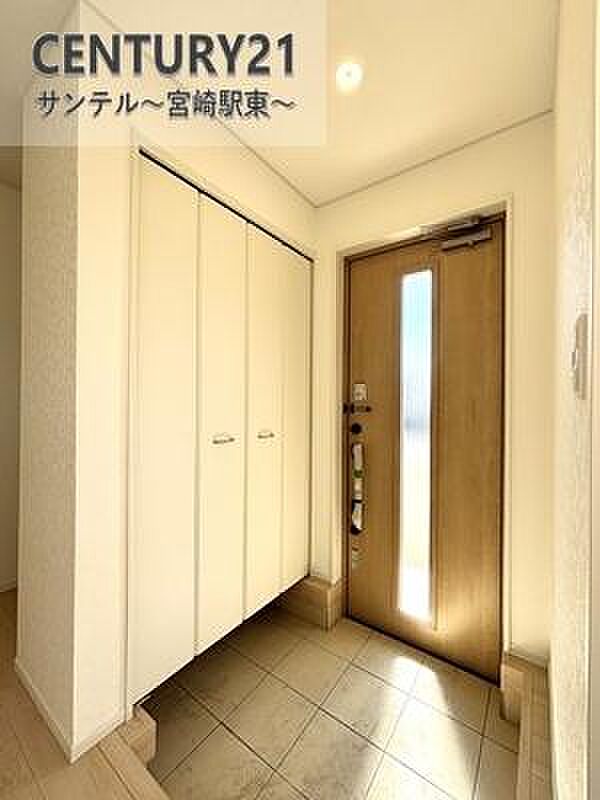 収納量の多いシューズクローゼットがあるので散らかりやすい玄関をしっかり整頓出来ます!※色や配置の相違がある場合がございます。