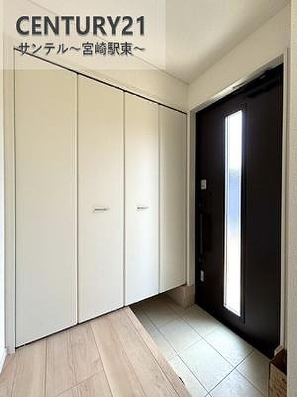 収納量の多いシューズクローゼットがあるので散らかりやすい玄関をしっかり整頓出来ます！※色や配置の相違がある場合がございます。