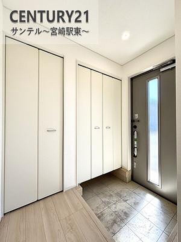 玄関!ご新居への出入り口になる明るい玄関には、たくさんの靴を収納できるシューズボックスが付いております♪いつも清潔感のあるすっきりとした玄関スペースを確保できますよ♪