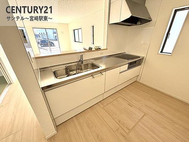 シンプルで使いやすい設計のキッチン♪そしてカウンターキッチンなので、リビングいるご家族と会話を楽しみながらお料理ができます♪オプションで食洗器を付けることができます♪