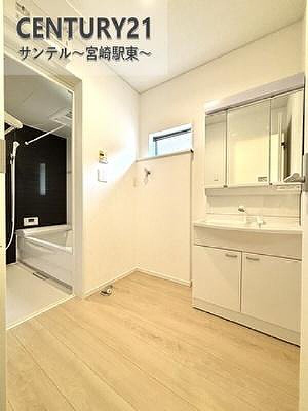 洗面脱衣所!窓の付いた清潔感のあるシンプルな洗面脱衣所♪洗面台は、三面鏡の裏も収納スペースが付いており、シャワーヘッド付き!