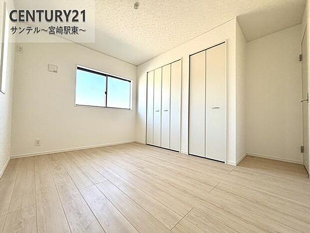 主寝室にいかがでしょうか♪風通し良好です(^^♪大容量のクローゼットも完備しております!