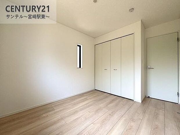 （同仕様写真）洋室※床色、建具の色が異なる場合がございます。便利な収納付き。限られた空間を有効活用でき、お部屋を広くすっきり使えます。