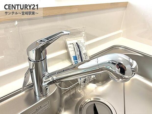 同仕様写真（キッチン）人気のカウンターキッチン。使いやすい動線です。※モデル写真でございます。色や配置の相違がある場合がございます。