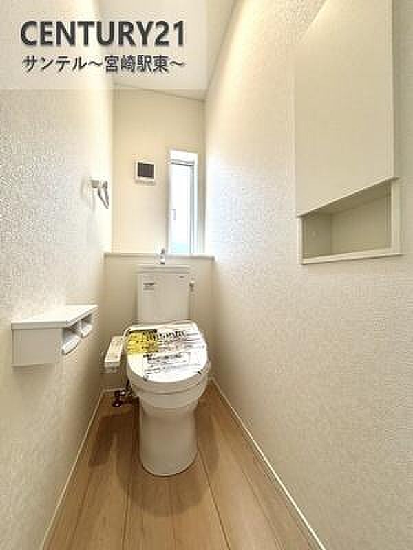 落ち着いた雰囲気のトイレ温水洗浄暖房便座でございます(^^♪※色や配置の相違がある場合がございます。