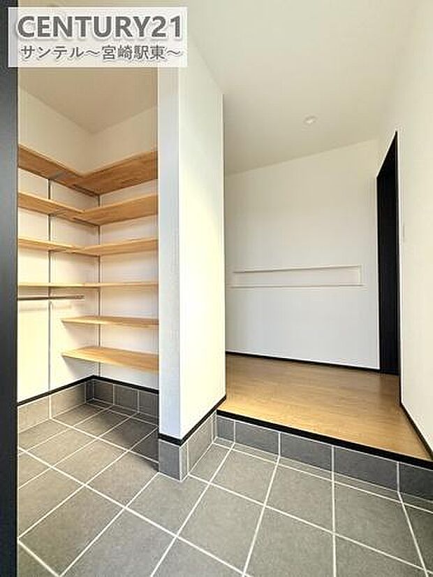 玄関には大容量のシューズインクローゼットを設置。家族の靴もすっきり収納できて、いつでもキレイな玄関に！