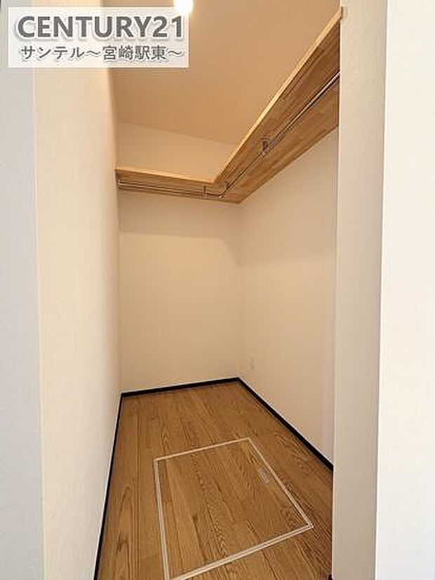 家族の衣類や日用品をまとめて管理しやすい、ファミリークローゼットを配置しています。