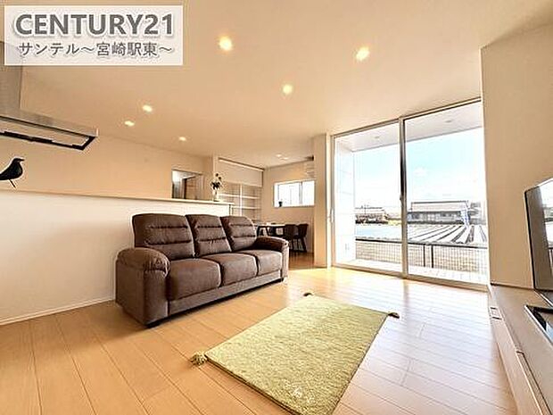 約17帖のリビングです♪明るく、落ち着きのあるリビング♪ダイニングスペースも含めてゆとりのあるスペースで、ご家族でお食事や団らんしたり、ゆったりとしたご家族の時間を過ごせます♪