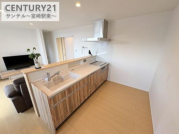 タカラスタンダードのオフェリアを採用♪人工大理石でお手入れがしやすい仕様です。カウンターキッチンなので、リビングいるご家族と会話を楽しみながらお料理ができます♪