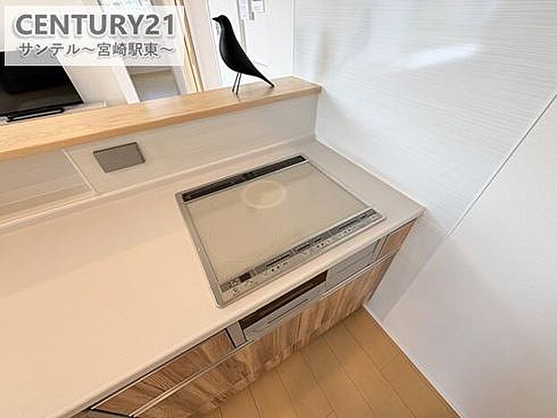 3口のIHクッキングヒーターとグリル付のシステムキッチンです。