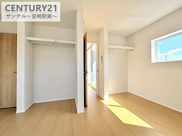 子供部屋は将来的に壁を設けて2部屋にすることができます。扉と収納も2か所設けております。