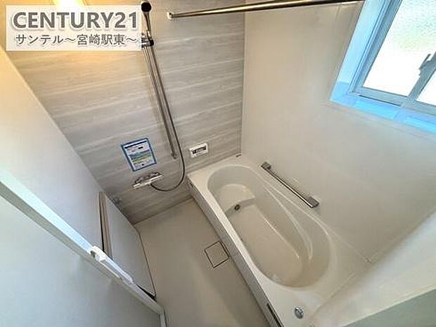 1坪の広さでゆったり。落ち着きある空間はリラックスしたバスタイムにぴったりです。浴室内では梅雨や雨の多い季節に役立つ物干しもございます。浴室乾燥との併用で家事効率をUP！