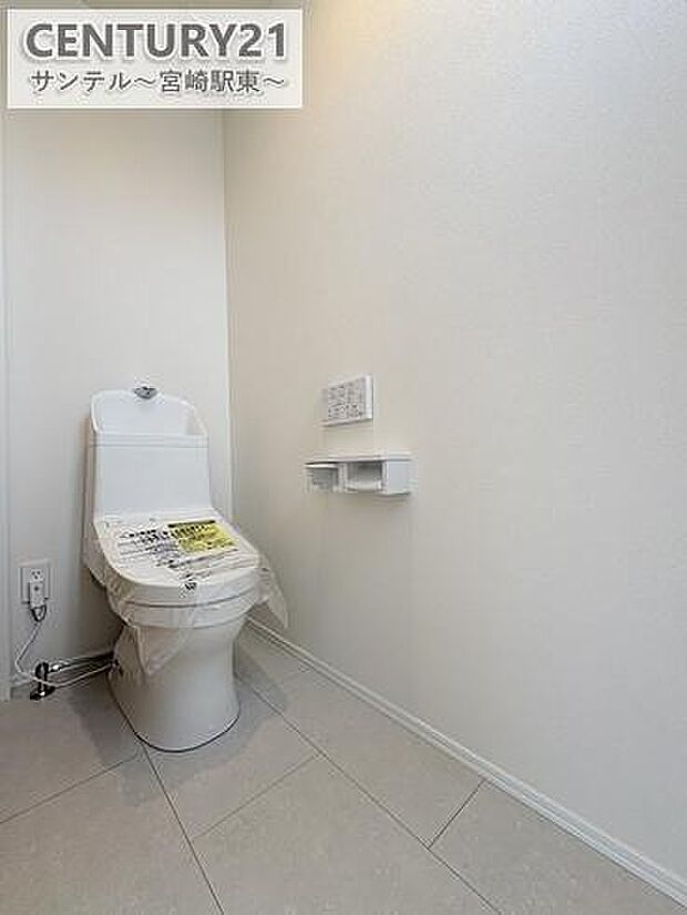 ウォシュレットが付いた落ち着いた空間のお手洗いです♪小窓がついておりますので、明るく換気もできます♪