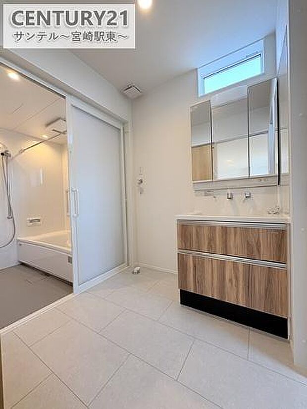 洗面脱衣所!窓の付いた清潔感のあるシンプルな洗面脱衣所♪洗面台は、三面鏡の裏も収納スペースが付いており、シャワーヘッド付き!