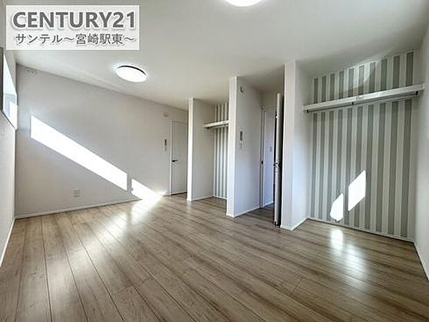 （同仕様写真）建具を使わないオープンクローゼットです。小さなお子様が勢いよく扉を開けて壊してしまったりすることもなく使い勝手のいい収納です。