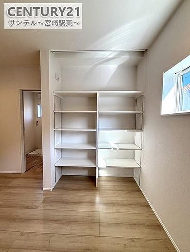 日用品や食料品の整理がしやすいパントリー付き。