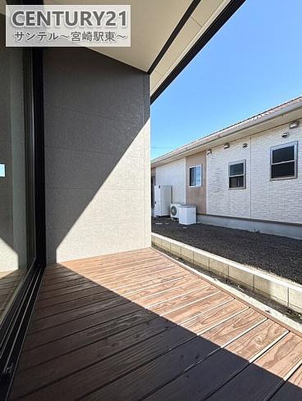 (同仕様写真)洗濯物もパッと干せるウッドデッキ付き