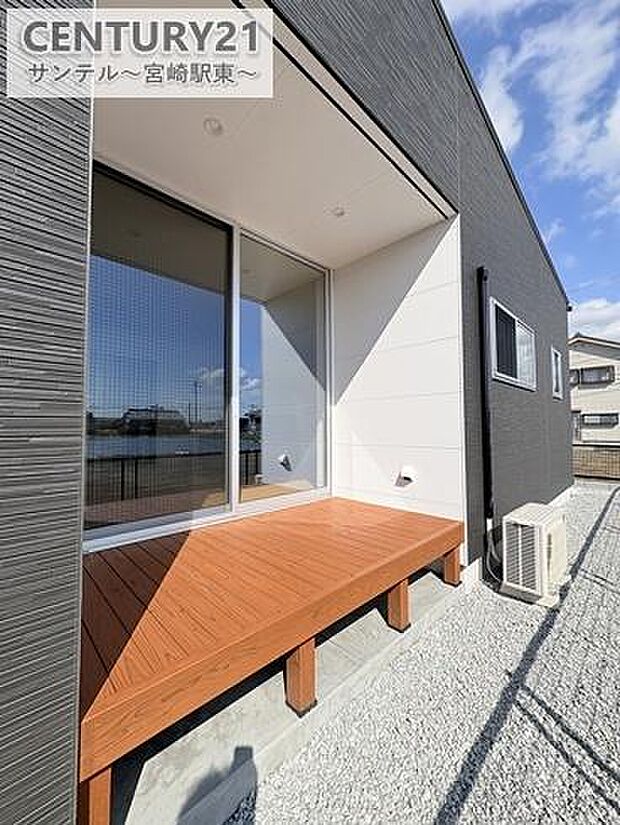 洗濯物もサクッと干せるウッドデッキ付き