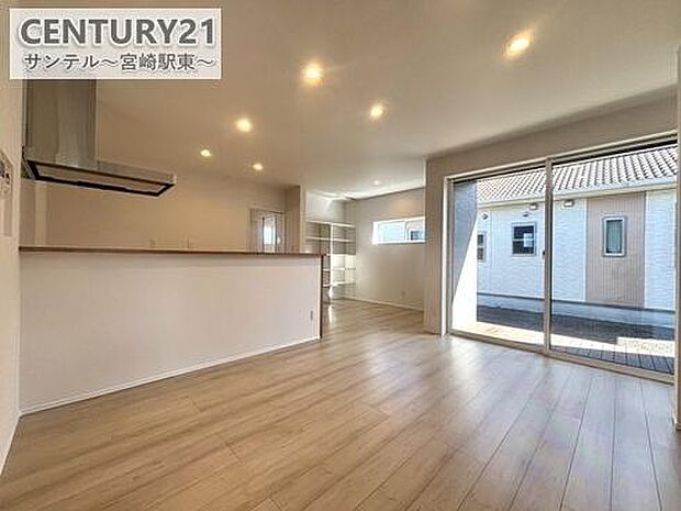 (同仕様モデル写真)）リビング約17帖！※モデル写真でございます。色や配置の相違がある場合がございます。開放感のあるリビング♪お部屋全体が明るく、清潔感のある家族団らんのスペースです(^^♪