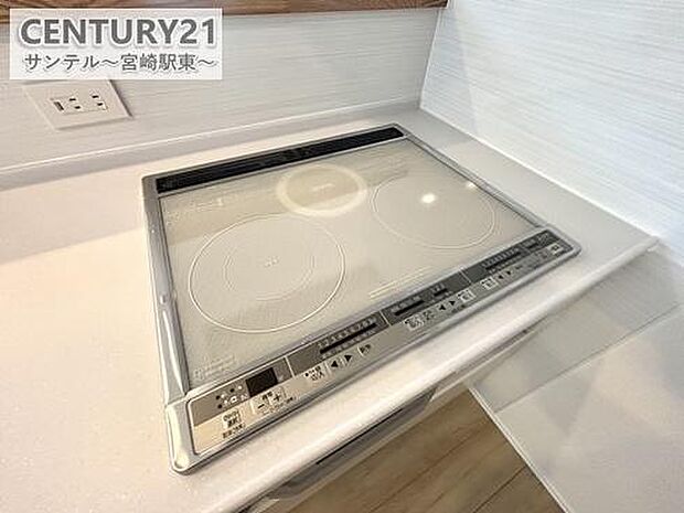 (同仕様写真)3口のIHクッキングヒーターとグリル付のシステムキッチンです。