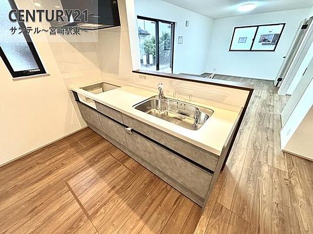 カウンターキッチンからリビングにいるご家族やお子様の様子が見えるので、コミュニケーションがとりながら、ご家族の大切な時間を共有できるキッチンです♪