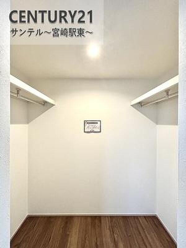 大容量のウォークインクローゼットです!お洋服などを入れても十分な収納量♪