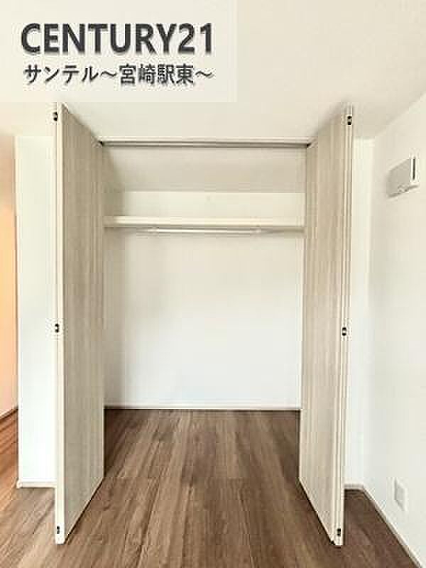 各部屋に収納スペースがございます。